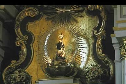 La iglesia alberga a la Virgen de Atocha desde 1643 cuando fue proclamada por el Rey Felipe IV como protectora de la Familia Real.