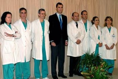 El Príncipe posa con el equipo médico que atendió el parto. El bebé pesó 3.550 gramos y midió 47 centímetros al nacer; era la semana 37 de embarazo.