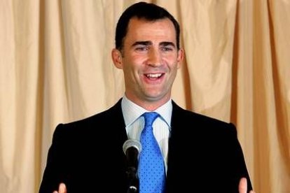 «Emocionado» y exultante, el Príncipe da detalles sobre el alumbramiento en una rueda de prensa celebrada en la propia clínica.