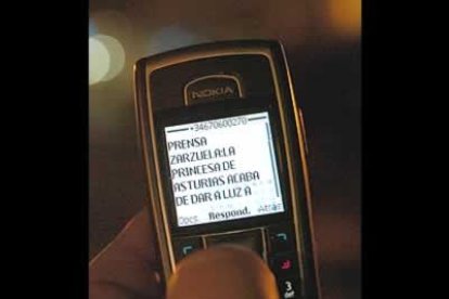 La Casa Real envió un SMS a la prensa anunciando el nacimiento a las 01.46 de la infanta Leonor, la primogénita de los Príncipes de Asturias.