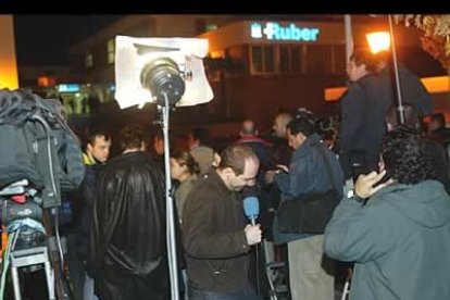 Un enjambre a de ciudadanos y periodistas se había apostado en las inmediaciones de la clínica madrileña para vivir en directo el feliz acontecimiento.