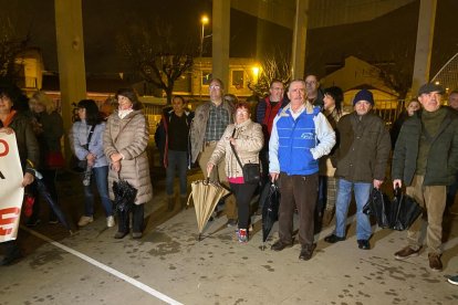 A causa de la lluvia, los manifestantes se guarecieron en la pista polideportiva cubierta cercana al hospital. RAMIRO