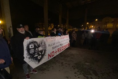 A causa de la lluvia, los manifestantes se guarecieron en la pista polideportiva cubierta cercana al hospital. RAMIRO