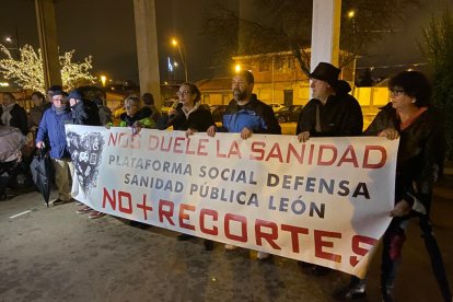 A causa de la lluvia, los manifestantes se guarecieron en la pista polideportiva cubierta cercana al hospital. RAMIRO