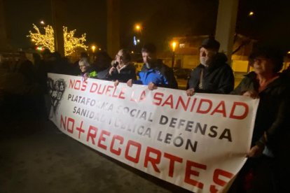 A causa de la lluvia, los manifestantes se guarecieron en la pista polideportiva cubierta cercana al hospital. RAMIRO