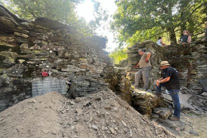 Desescombro en el recinto entre muros y con la lápida de recuerdo, donde la ARMH halló el cuerpo. DL