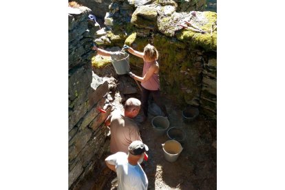 La ARMH ha desescombrado con cubos nueve toneladas de tierra, losas y escombro en Primout. DL