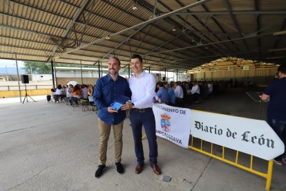 El Atlético Bembibre recibió el premio por el ascenso a Primera Regional Juvenil. ANA F. BARREDO