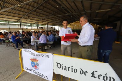 La Ponferradina B recibe la placa por el ascenso a Tercera. ANA F. BARREDO