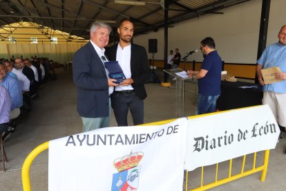 El atleta Alejandro Martínez recibe su premio. ANA F. BARREDO