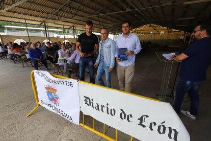 César Luaces y Mario Álvarez recibieron su premio. ANA F. BARREDO