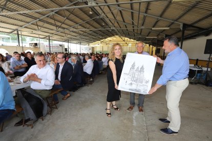 Manuel Macías entregó un cuadro conmemorativo a Eduardo Morán. ANA F. BARREDO