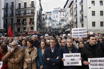 Miles de personas, con Feijóo a la cabeza, participan en la concentración de Pamplona contra la moción de censura. JESÚS DIGES