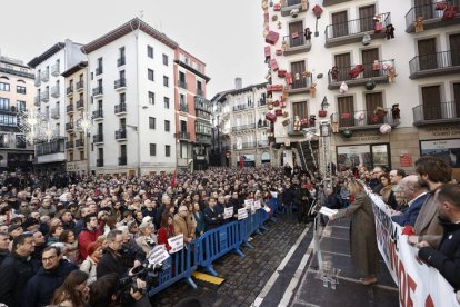 Miles de personas, con Feijóo a la cabeza, participan en la concentración de Pamplona contra la moción de censura. JESÚS DIGES