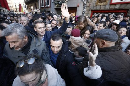 Miles de personas, con Feijóo a la cabeza, participan en la concentración de Pamplona contra la moción de censura. JESÚS DIGES
