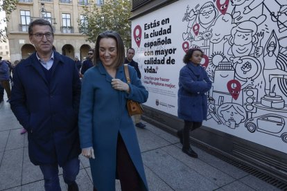 Miles de personas, con Feijóo a la cabeza, participan en la concentración de Pamplona contra la moción de censura. JESÚS DIGES