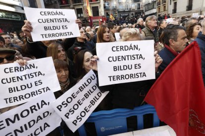 Miles de personas, con Feijóo a la cabeza, participan en la concentración de Pamplona contra la moción de censura. JESÚS DIGES