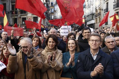 Miles de personas, con Feijóo a la cabeza, participan en la concentración de Pamplona contra la moción de censura. JESÚS DIGES