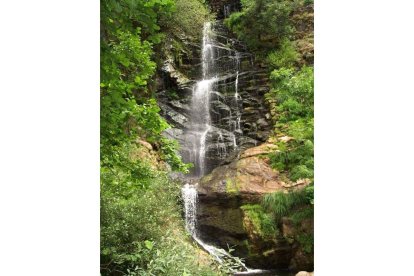 El invierno deja correr sus reservas hacia los ríos y se deshace, en los rincones más insospechados, en saltos de agua de sorprendente belleza. RAMIRO-DL