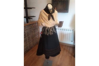 Traje de fiesta de Pombriego. DL