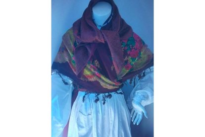 Traje de moza de Marrubio. DL