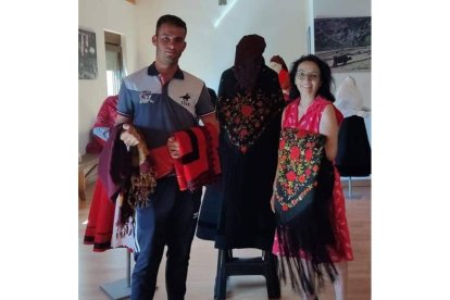 Edilberto Rodríguez y Dori Barrio, del grupo musical Aires del Cabrera, con algunas de las prendas que se podrán ver en el centro de interpretación de la Casa Cabreiresa de Marrubio. DL