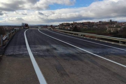 Imagen que presenta estos días la pasarela de la N-120a con la ciudad de Astorga al fondo. DL