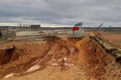 El transcurso de las obras realizadas para reconstruir la pasarela de la N-120a que salva las vías del tren. DL