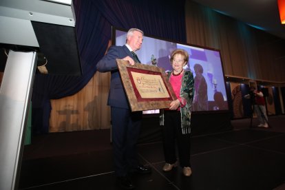 Raúl Valcarce entregó el Premio C Cultura a Yolanda Ordás. ANA F. BARREDO