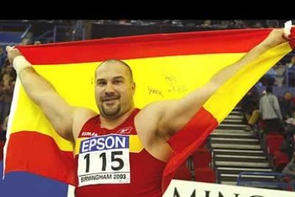 El lanzador leonés Manuel Martínez hizo historia tras conseguir el primer oro español en unos mundiales en pista. Un centímetro, con el que sumó 21,24 metros, le dío el oro en Birmingham.