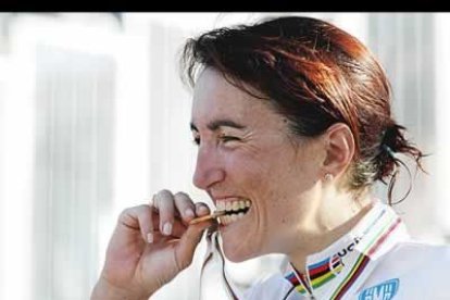Joane Somarriba es una de las grandes deportistas del 2003. Se hizo un hueco en la historia del ciclismo al ganar su tercer Tour de Francia y consiguió la medalla de oro en los Mundiales de Hamilton.
