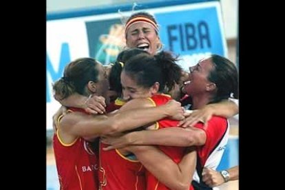 Las chicas no les fueron a la zaga. Amaya Valdemoro capitaneó a la selección que se clasificó para los los Juegos Olímpicos de Atenas y alcanzó el bronce en el Europeo.