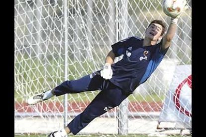 El fútbol volvió a ser el deporte rey. El Real Madrid consiguió su 29ª Liga y Casillas se erigió como el mejor portero español. La selección se metió, en el último suspiro, en la Eurocopa de Portugal.
