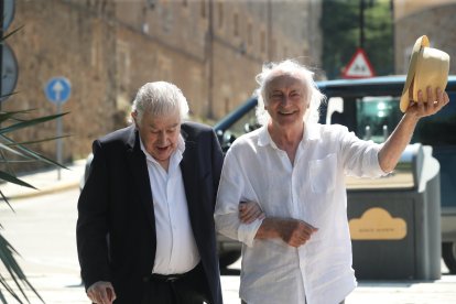 Antonio Gamoneda, a su llegada del brazo de Amancio Prada. L. DE LA MATA