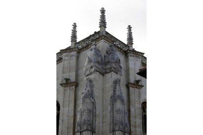 Mallas de seguridad en la fachada de San Isidoro. FERNANDO OTERO