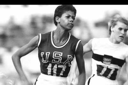 Era la 20 de una familia de 22 hermanos. Sufrió la polio, una fiebre escarlatina y una doble neumonía. Pero, a los 16 años, logró un bronce olímpico y en Roma 1960 logró tres oros. La precursora de la velocidad femenina.
