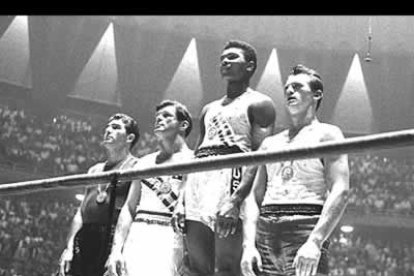 El más grande boxeador de todos los tiempos, uno de los iconos de los Estados Unidos. En la imagen, destaca su corpulencia por encima de sus rivales en el podio de Roma.