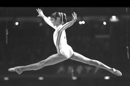 Pasó a la historia con su actuación perfecta en los Juegos de Montreal 1976. Un diez en todos los aparatos, la primera vez y única en la historia.