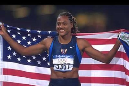 Una de las grandes ausentes en Atenas dominó la velocidad y la longitud en Sídnay, donde se convirtió en la primera atleta en lograr cinco medallas en unos mismos Juegos.
