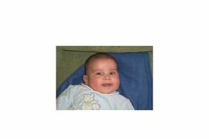 Fecha de nacimiento: 10 de febrero<br> Nombre del padre: Claudio Fernández Chamorro<br> Nombre de la madre: Amaya García Baena<br>
