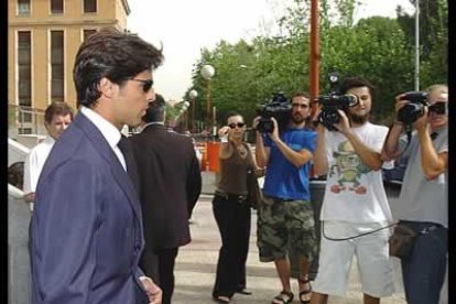 El hijo mayor de Carmina, Francisco Rivera, fue el primero en llegar al Instituto Forense a las nueve y media de la mañana.