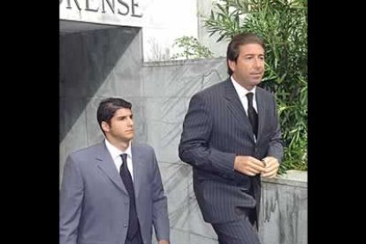 Julián, el hijo pequeño de Carmina, acudió al Instituto Forense acompañado de su padre, Julián Contreras.