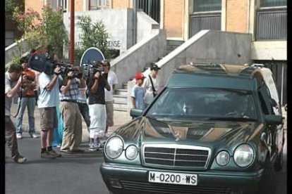 El coche fúnebre con los restos de Carmina Ordóñez parte hacia el Cementerio de La Paz.