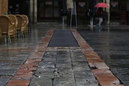 Vista del pavimento de la Plaza Mayor de León. FERNANDO OTERO