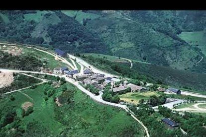 Desde el aire se aprecia aún mejor la pizarra que cubre los tejados en las aldeas de O Cebreiro.
