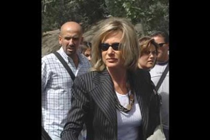 Entre los amigos de Carmina que se acercaron al Instituto Forense estaba la esposa de Alfonso Cortina, Myriam Lapique.