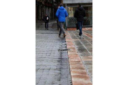 Vista del pavimento de la Plaza Mayor de León. FERNANDO OTERO