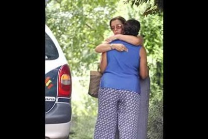La hermana de Carmina, Belén Ordóñez, es consolada por una amiga.