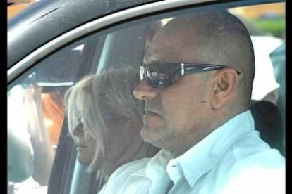 Kiko Matamoros llega en coche al domicilio de Carmina Ordóñez.