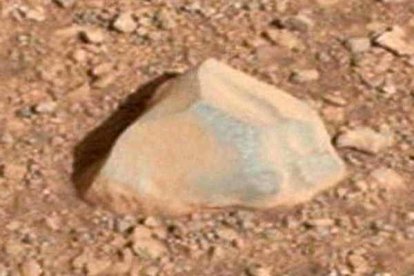 El robot 'Curiosity' ofrece a través de su lácer una instántanea de una piedra del planeta rojo. Foto: REUTERS